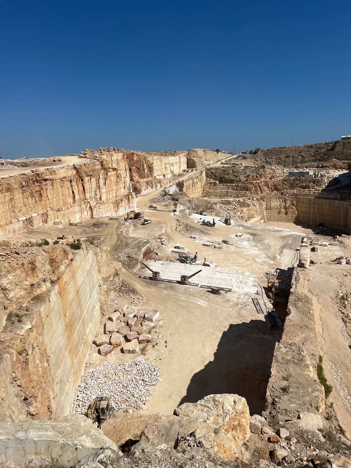 I fronti di estrazione e i banchi di pietra nella cava di Apricena