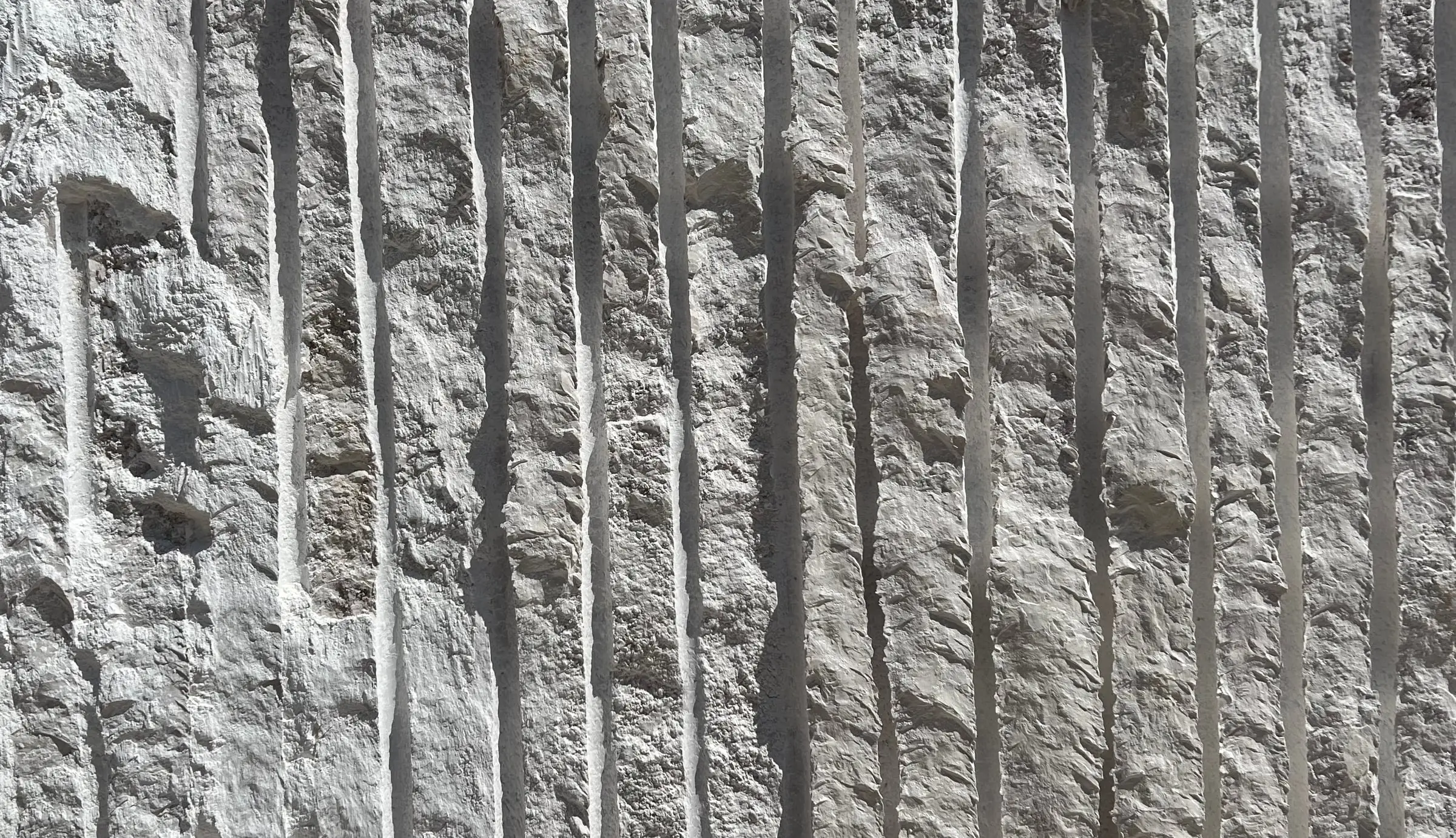 Parete della cava di Pietra di Apricena, segnata dai tagli di estrazione